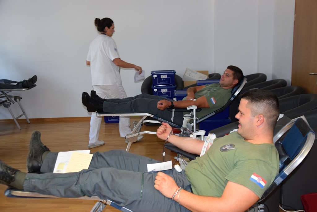 Blood donation humanitarian action in the "Colonel Mirko Vukušić" barracks gathered 35 members of the military in Zemunik Donji