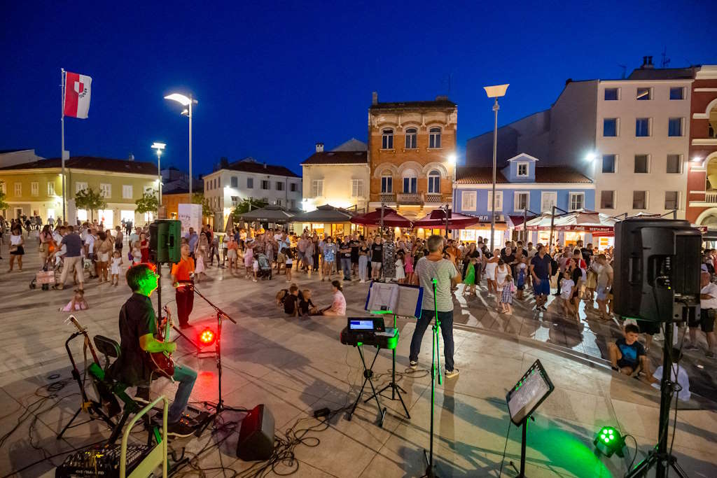 Lato Poreča przynosi muzykę, sztukę i wydarzenia kulturalne: festiwal sztuki ulicznej, koncerty, plenerowy jazz i wieczory filmowe