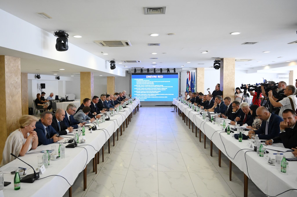 Prime Minister Plenkovic at a meeting with the prefects in Sisak: four basic frameworks of cooperation, 8,174 renovated locations and new investments in transport infrastructure