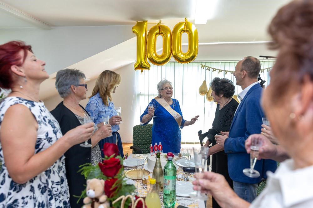 Proslava 100. rođendana bake Zorke Lončar iz Brinja u Domu za starije osobe u Gospiću