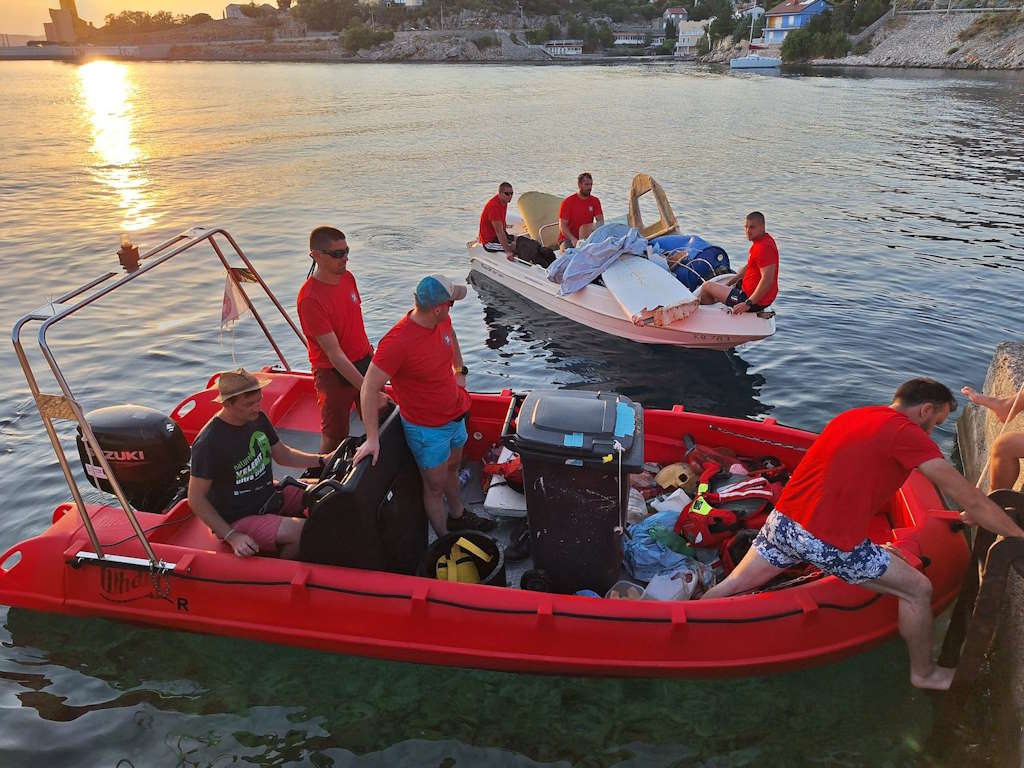 HGSS station Gospić successfully cleaned the underwater world of Pag as part of the Green Belt 2024 program and removed six cubic meters of waste