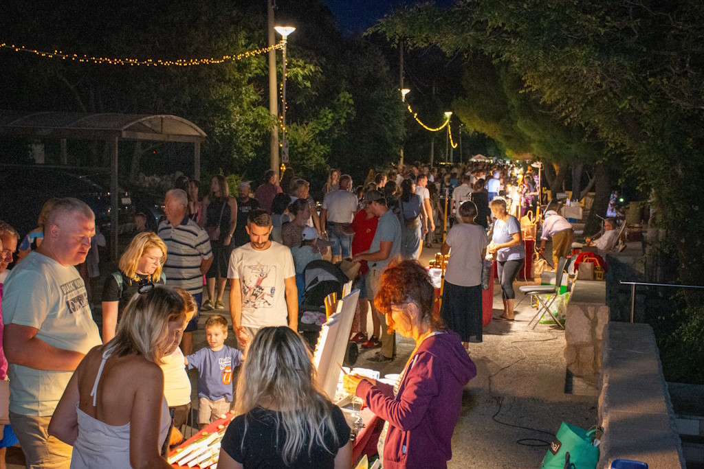 Festival aus einem Kilometer Entfernung in Novi Vinodolski: Musik, Gastronomie und Tradition begeistern die Besucher