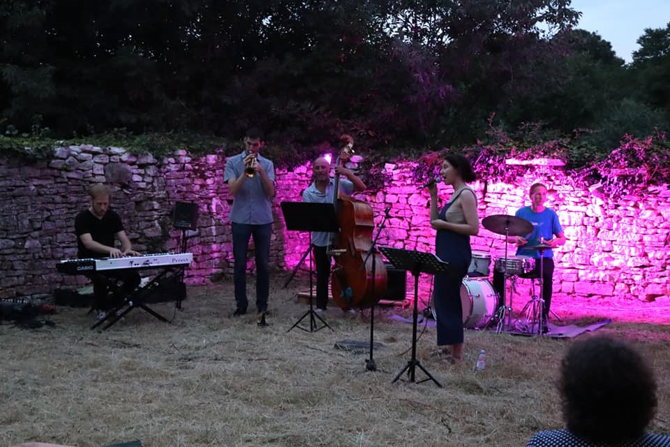 Genießen Sie ein Jazzkonzert im Innenhof der St. Just